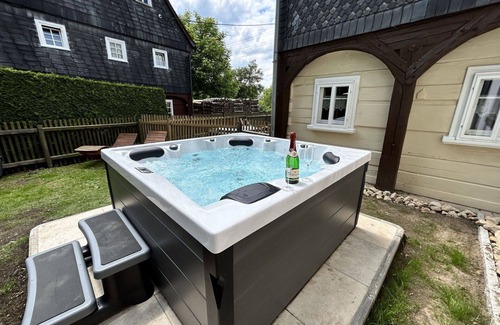 Grossschoenau Apartment | Lovely apartment for 12 people with hot tub, WIFI, TV, patio and pets allowed