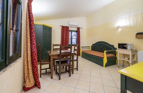 Arborea Apartment | Lovely apartment for 4 people with pool, WIFI, A/C, TV, pets allowed and parking