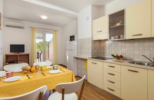 Milohnici Apartment | Lovely apartment for 5 people with pool, A/C, WIFI, TV, terrace and pets allowed