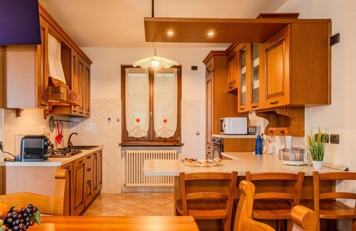 Trezzone Apartment | Lovely apartment for 6 guests with WIFI, A/C, TV, terrace, pets allowed and panoramic view