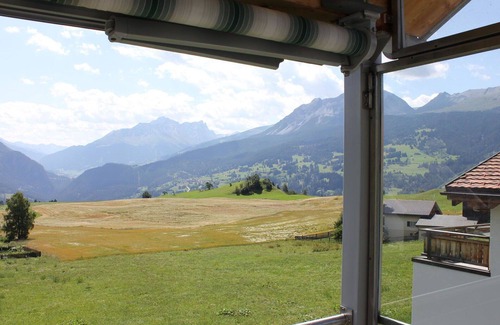Grisons Apartment | Lovely apartment for 8 people with WIFI, TV and balcony