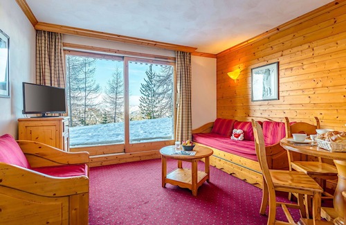 Plagne Soleil Apartment | Lovely apartment for 4 guests with WIFI, pool, TV, terrace and pets allowed