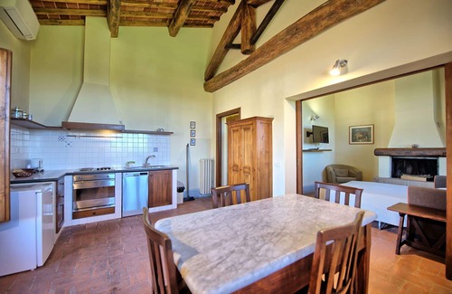 Castelnuovo Berardenga Apartment | Lovely apartment for 2 guests with A/C, pool, TV and panoramic view, close to Siena