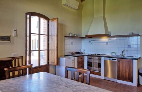 Castelnuovo Berardenga Apartment | Lovely apartment for 2 guests with A/C, pool, TV and panoramic view, close to Siena