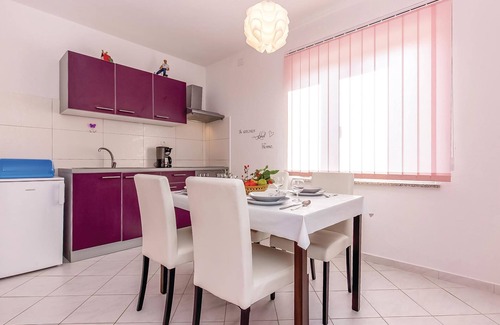 Gostinjac Apartment | Lovely apartment in Dobrinj with WiFi