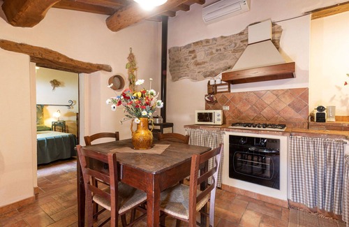 Poggi del Sasso Villa | Lovely apartment in villa for 2 guests with WIFI, A/C, pool, TV, patio and pets allowed
