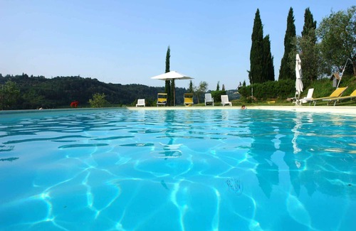 Poggibonsi Villa | Lovely apartment in villa with pool, WIFI, TV, patio and panoramic view, close to San Gimignano