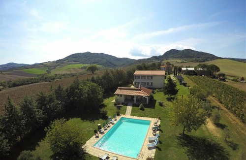 Pomarance Villa | Lovely apartment in villa for 5 people with pool, WIFI, TV, terrace and panoramic view