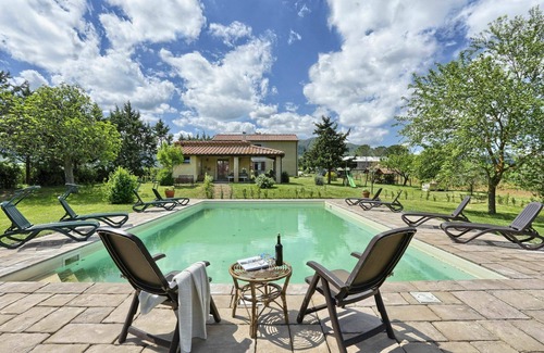 Pomarance Villa | Lovely apartment in villa for 5 people with WIFI, pool, TV, patio and parking