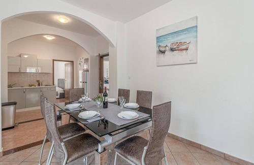 Jadranovo Apartment | Lovely apartment in Jadranovo with WiFi