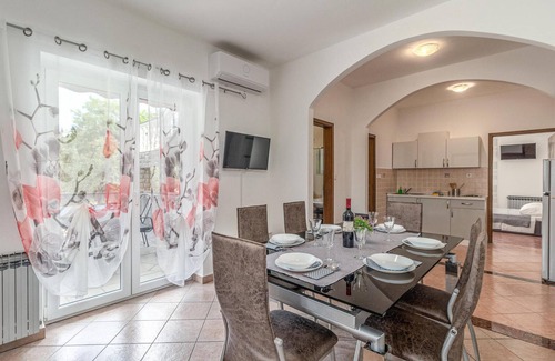 Jadranovo Apartment | Lovely apartment in Jadranovo with WiFi