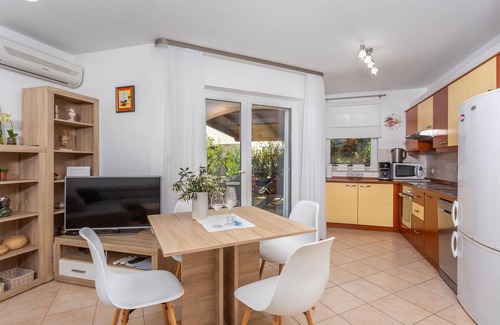 Vantacici Apartment | Lovely apartment in Vantacici