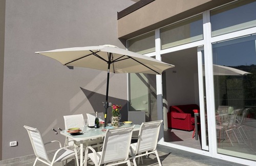 Poggi House | Lovely apartment in villa for 4 people with A/C, hot tub, WIFI, TV and terrace