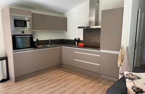 Noordoostelijk van Schaarsbergen House | Lovely apartment in villa for 4 guests with WIFI, pool, TV and terrace