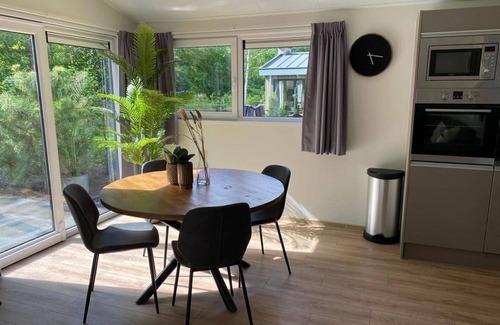 Noordoostelijk van Schaarsbergen House | Lovely apartment in villa for 4 guests with WIFI, pool, TV and terrace