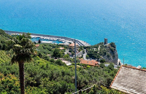 Finale Ligure Apartment | Lovely apartment for 5 people with A/C, WIFI, TV and patio