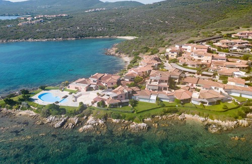 Baia Caddinas Apartment | Lovely apartment for 6 people with pool, A/C, WIFI, TV, terrace, pets allowed and parking