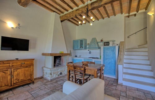 Simignano Apartment | Lovely apartment for 3 people with WIFI, pool, TV and pets allowed