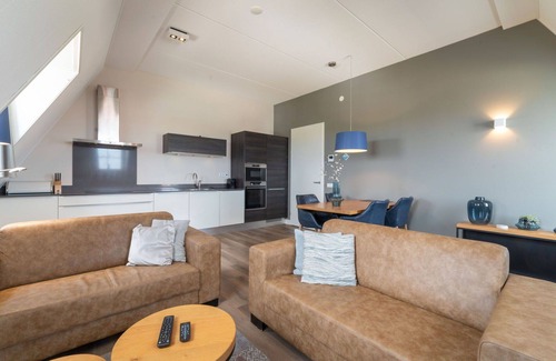 Colijnsplaat Apartment | Lovely apartment for 4 people with hot tub, WIFI, TV and balcony