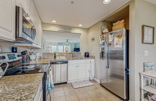 Ocean View Condo | Lovely Bethany Bay Condo w/Balcony Water Views, W/D, Shared Pool, WiFi, & AC