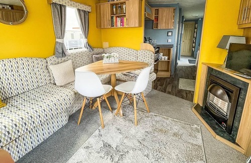 Walton on the Naze House | Lovely caravan with decking at Naze Marine Holiday Park in Essex ref 17260C