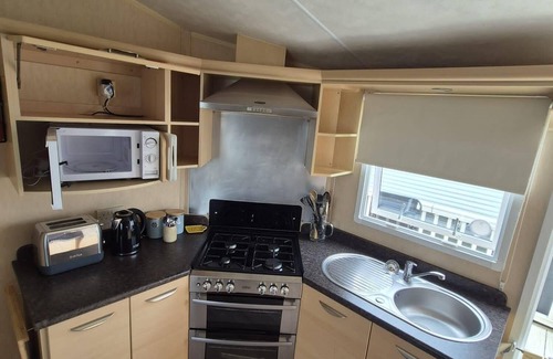 Ingoldmells House | Lovely caravan with decking at Coral Beach Park in Lincolnshire ref 77001CB