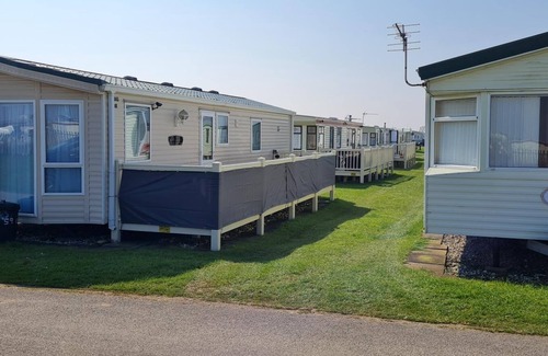 Ingoldmells House | Lovely caravan with decking at Coral Beach Park in Lincolnshire ref 77001CB