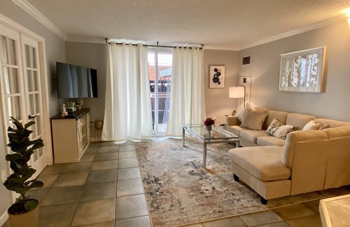 Lincoln Park Condo | Lovely Condo 5min from the Convention Center!