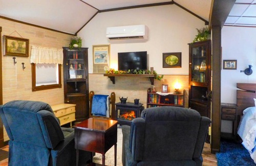 St. Charles Apartment | Lovely Couples Escape on Mississippi River!