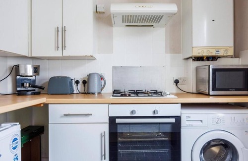 Southend-on-Sea Apartment | Lovely & Cozy 2BR Excellent Location w/WiFi & Netflix by Everhome Ltd