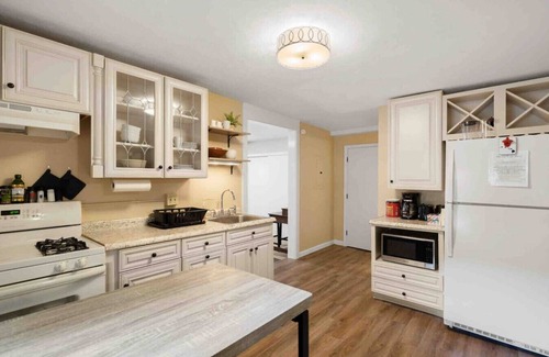 Amesbury Apartment | Lovely Downtown Oasis ~ Hospitals/Colleges/Beaches