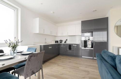 Lea Bridge Apartment | Lovely En-suite Flat with Balcony and Parking.