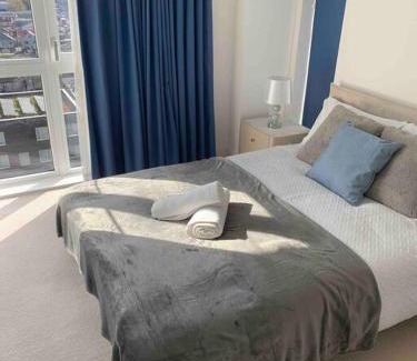 Lea Bridge Apartment | Lovely En-suite Flat with Balcony and Parking.