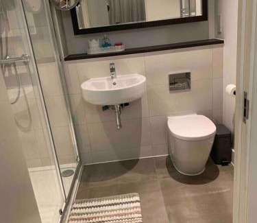 Lea Bridge Apartment | Lovely En-suite Flat with Balcony and Parking.