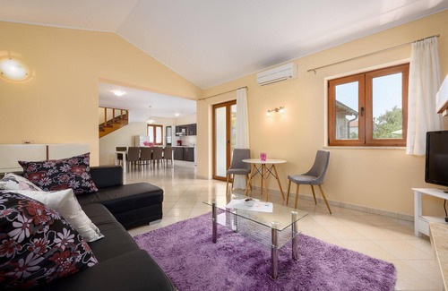 Mofardini House | Lovely home in Kmacici with kitchen