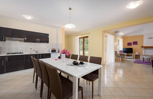 Mofardini House | Lovely home in Kmacici with kitchen