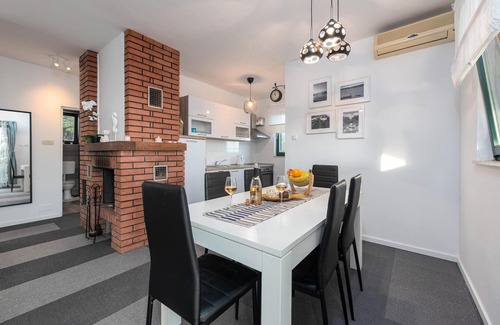 Kolan House | Lovely home in Mandre with kitchen