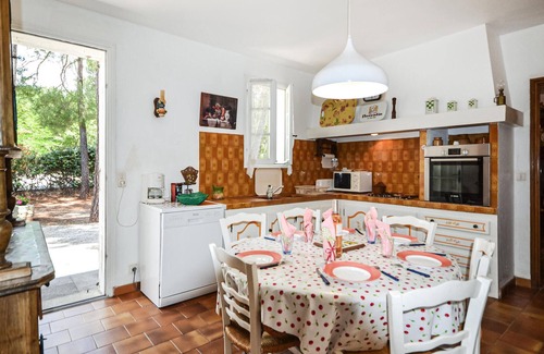 Roussillon House | Lovely home in Roussillon with kitchen