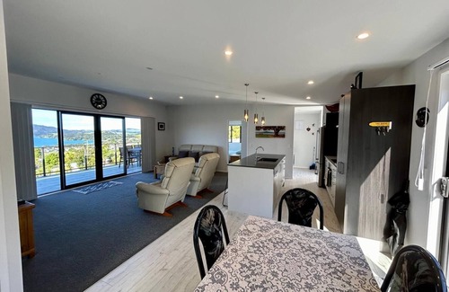 Cable Bay House | Lovely House with Beach Access & Water Toys with stunning views of Coopers Beach