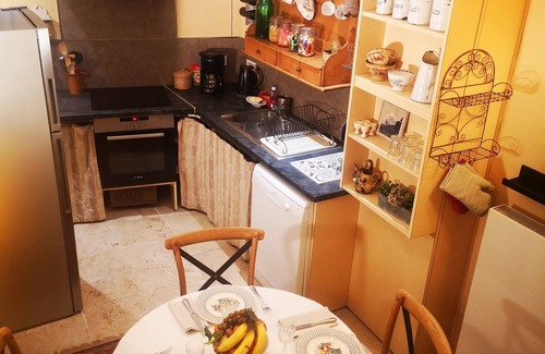 Cadouin Cottage | Lovely, luxuriously decorated house, intimate garden in a historic village