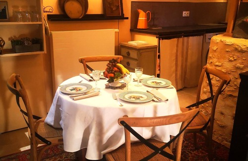 Cadouin Cottage | Lovely, luxuriously decorated house, intimate garden in a historic village