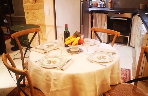 Cadouin Cottage | Lovely, luxuriously decorated house, intimate garden in a historic village