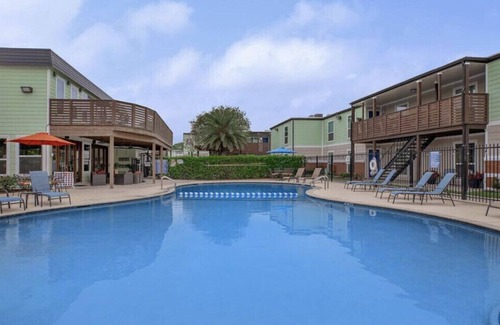 Brookhollow Apartment | Lovely Luxury amenities 💜 near Galleria 🥰Turkey Leg Hut😊 Downtown