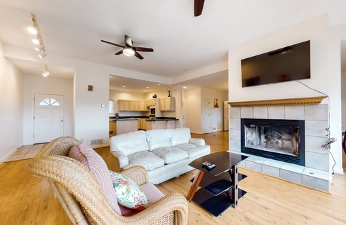 Dahlonega Cabin | Lovely mountain-view cabin with deck, balcony, washer/dryer & central AC