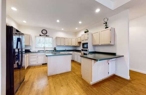 Dahlonega Cabin | Lovely mountain-view cabin with deck, balcony, washer/dryer & central AC