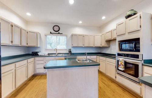 Dahlonega Cabin | Lovely mountain-view cabin with deck, balcony, washer/dryer & central AC