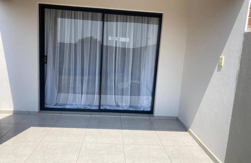 Greater Johannesburg Metropolitan Area Apartment | Lovely one-bedroom apartment in a secure complex in Northgate, Randburg