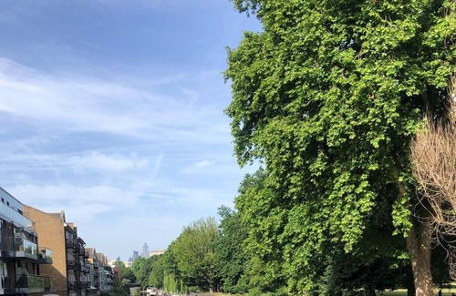Bow West Apartment | Lovely One Bedroom Apartment in East London!