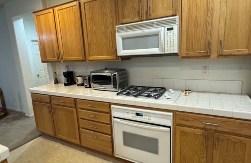 Hesperia House | Lovely Room in Hesperia Close to Highway 3