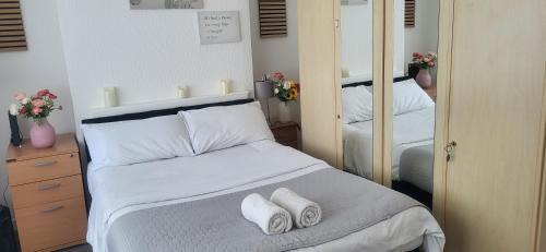 Broadheath House | Lovely room like a home away home near the airport